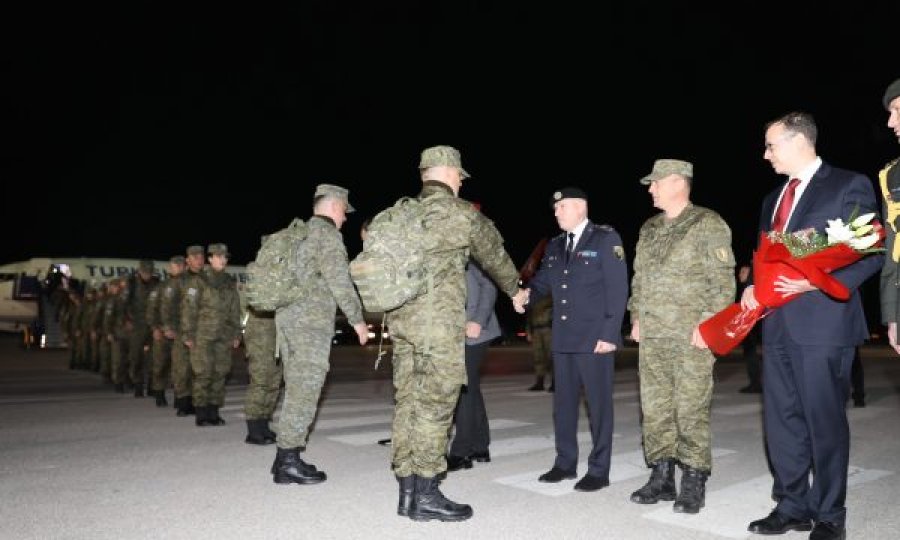 Vjosa Osmani dekoron pjesëtarët e FSK-së të kthyer nga Turqia