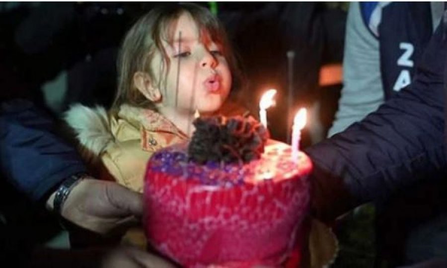 5-vjeçarja feston ditëlindjen mes rrënojave në Turqi