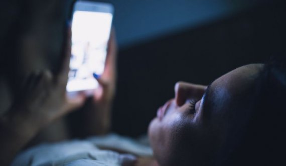 Mos e mbani telefonin e hapur kur jeni në errësirë, ka efekt të keq për lëkurën
