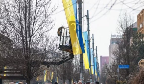 Në përvjetorin e parë Prishtina solidarizohet me Ukrainën