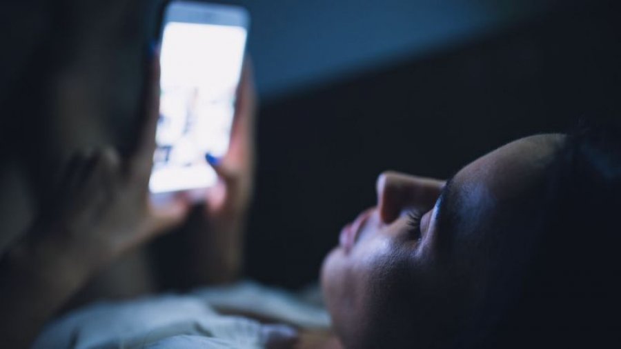 Mos e mbani telefonin e hapur kur jeni në errësirë, ka efekt të keq për lëkurën