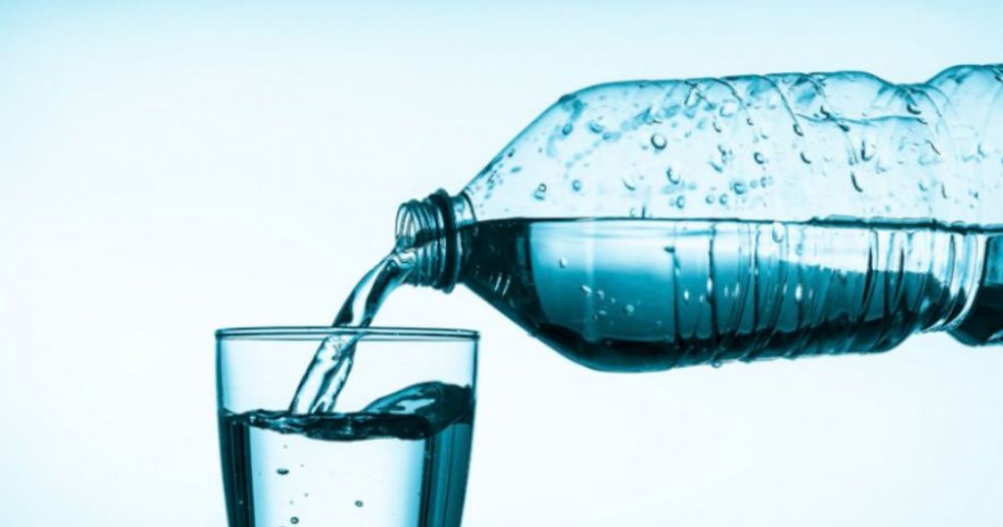 A e dini sa herë duhen rimbushur shishet plastike të ujit?