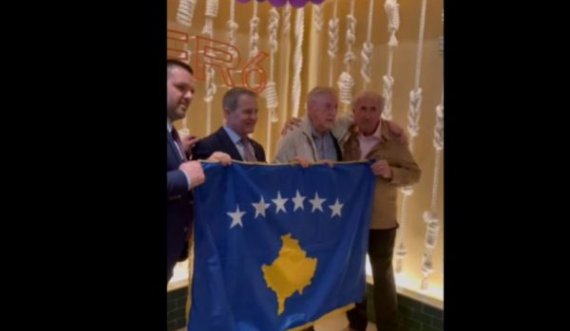 Walkerit i dorëzohet një flamur i Kosovës