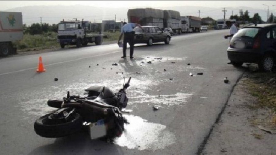 I doli lopa në rrugë, motorristi humb kontrollin dhe aksidentohet, në gjendje kritike niset me urgjencë në spital