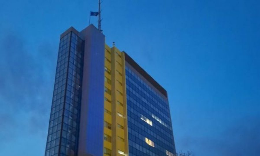Në ndërtesën e Qeverisë së Kosovës vendoset flamuri i Ukrainës
