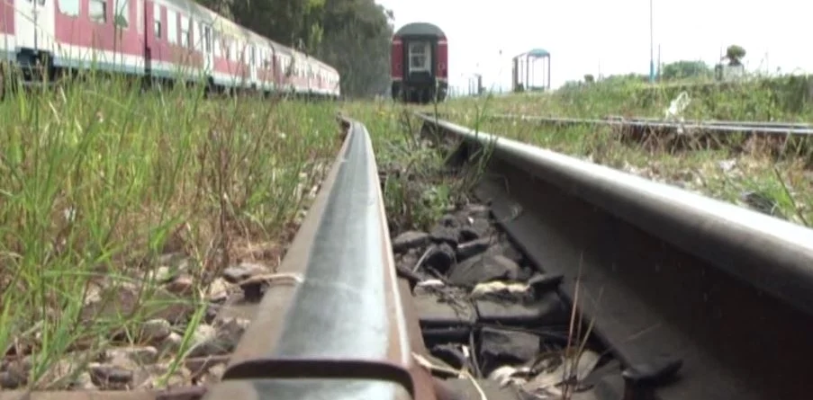 Ngjarje e rëndë: Treni godet një veturë, vdes 34 vjeçari dhe lëndohen rëndë tre persona