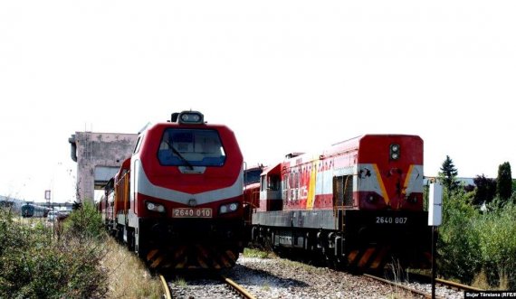 Pejë: Treni godet një veturë, lëndohet një person