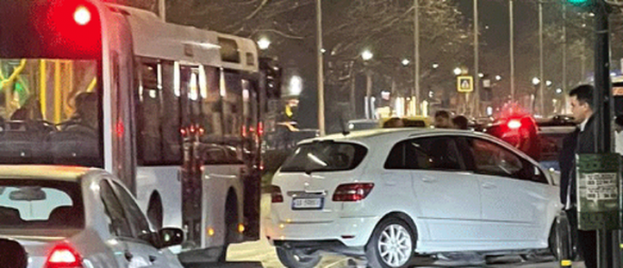 Aksident i frikshëm, dy vetura bëhen