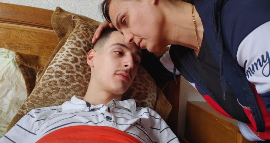 Kërkohet ndihmë për 18-vjeçarin, vuan nga kanceri Limfoma Burkitt