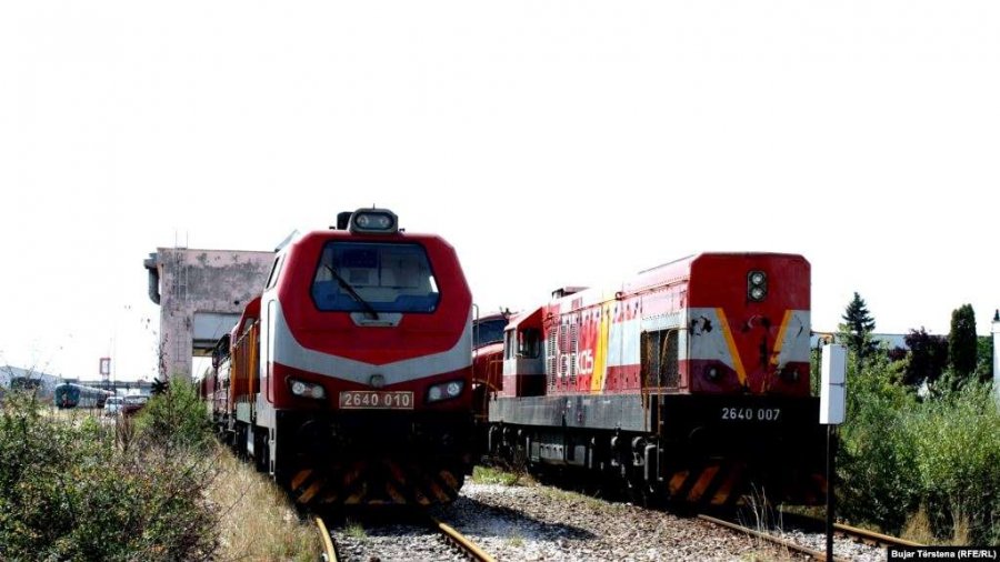 Pejë: Treni godet një veturë, lëndohet një person