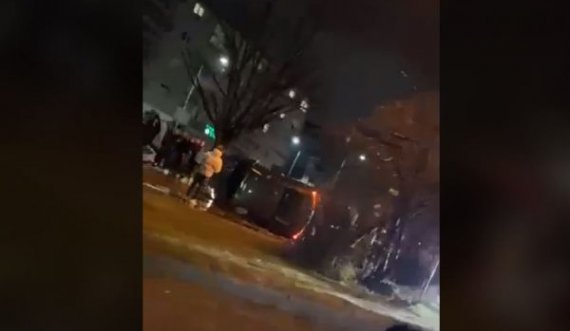 Aksident i rëndë në Prishtinë, njëra veturë rrokulliset në mes të rrugës