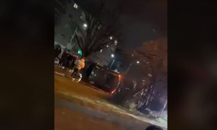Aksident i rëndë në Prishtinë, njëra veturë rrokulliset në mes të rrugës