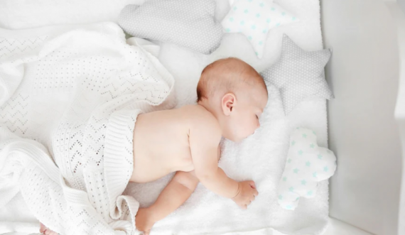 Kur duhet t’i vëni jastëk në shtrat foshnjave?