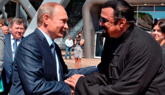 Putin e nderon me titull Steven Seagalin