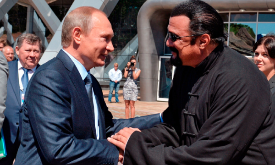 Putin e nderon me titull Steven Seagalin