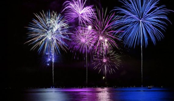A e dini cila është historia e fishekzjarreve që ndizen anembanë botës?