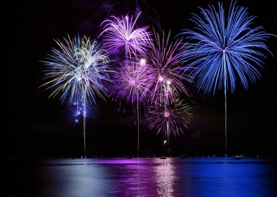 A e dini cila është historia e fishekzjarreve që ndizen anembanë botës?