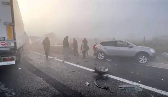 Mjegulla në rrugë, përplasen 9 vetura e 4 kamionë në autostradë
