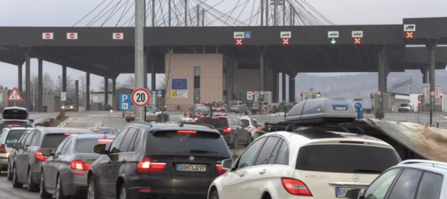 Largohen mërgimtarët, pritje të gjata në Merdare dhe Dheu i Bardhë