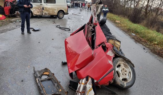 Aksident i rëndë mes tri veturave në Prizren, dy persona të lënduar