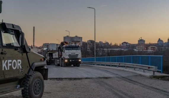 NATO: KFOR hoqi të gjitha barrikadat në veri