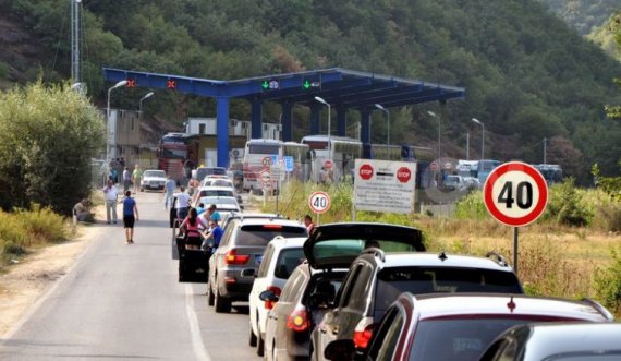 Mbi dy orë pritje te Dheu i Bardhë, kaq po presin edhe në Merdare