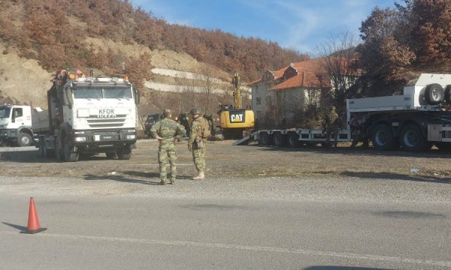 Në Jarinjë KFOR-i po i largon barrikadat