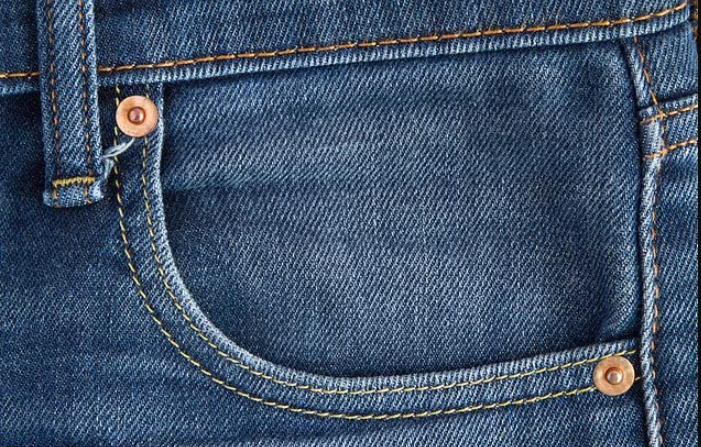 A e dini se pse janë kopsat e vogla në xhepat e xhinseve?