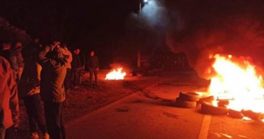 Serbët djegin goma në shenjë proteste për plagosjen e dy personave