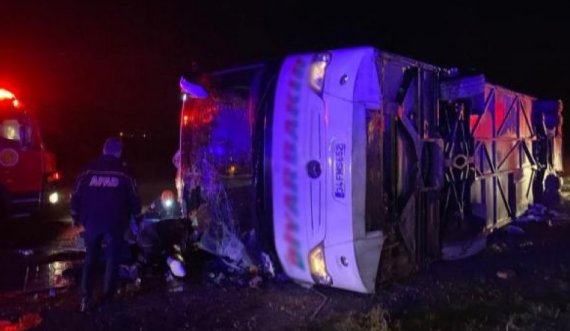 Lajm i rëndë: Autobusi përmbyset në rrugë, vdesin 5 pasagjerë 