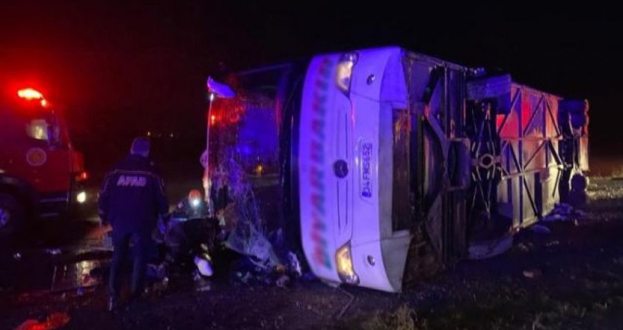 Lajm i rëndë: Autobusi përmbyset në rrugë, vdesin 5 pasagjerë