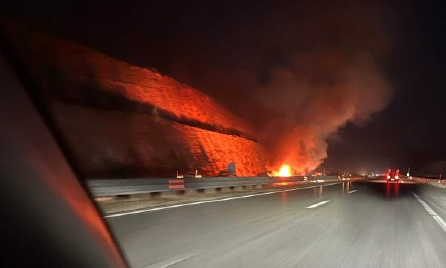 Në autostradën Prizren - Prishtinë merr flakë një veturë