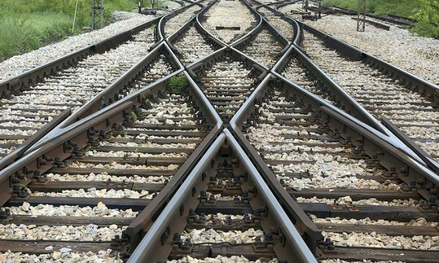 Treni del nga shinat me 150 udhëtarë 