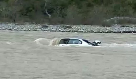 Aksident i rëndë, 35-vjeçari humb kontrollin e veturës dhe përfundon në lumë
