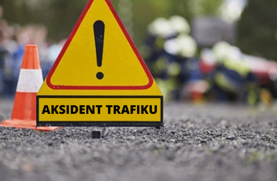 Aksident trafiku, makina përplaset te shtylla e ndriçimit publik