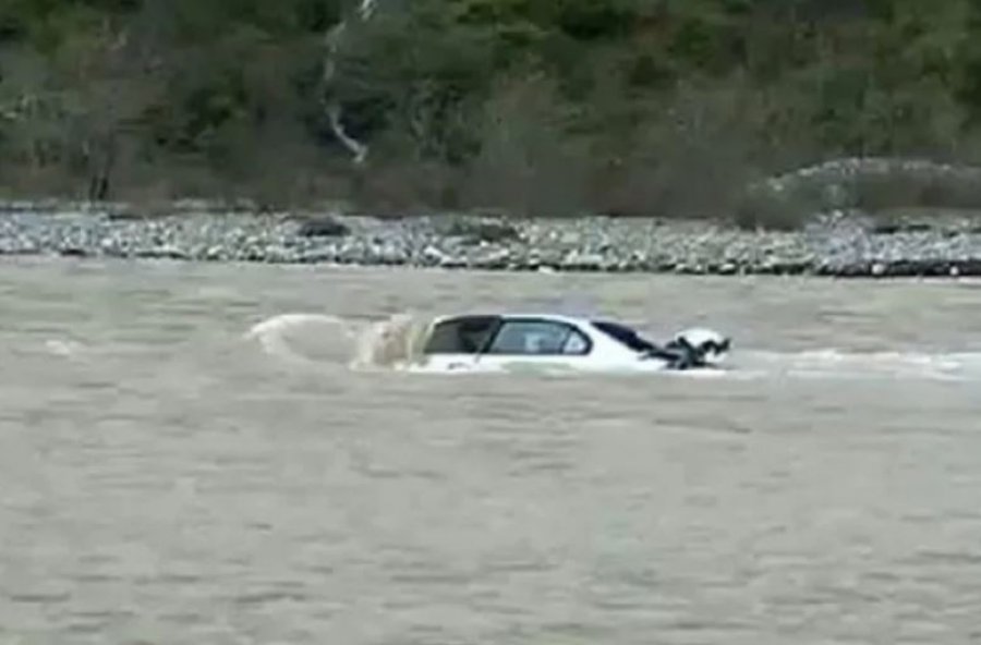 Aksident i rëndë, 35-vjeçari humb kontrollin e veturës dhe përfundon në lumë