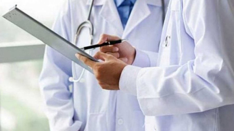 Arrestohen për marrje ryshfeti dy mjekë në Vushtrri, urdhërohet edhe arrestimi i mjekut të tretë
