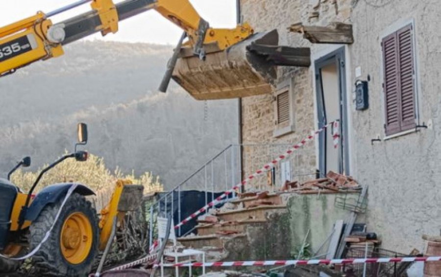 Vrau shqiptarin që tentoi t’i shkatërronte banesën me buldozer, gjykata liron nga burgu italianin