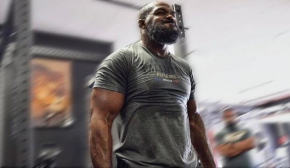 Jon Jones  po i zbulon muskujt, duket në formë fantastike para rikthimit në UFC
