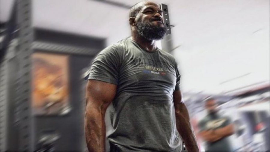 Jon Jones  po i zbulon muskujt, duket në formë fantastike para rikthimit në UFC