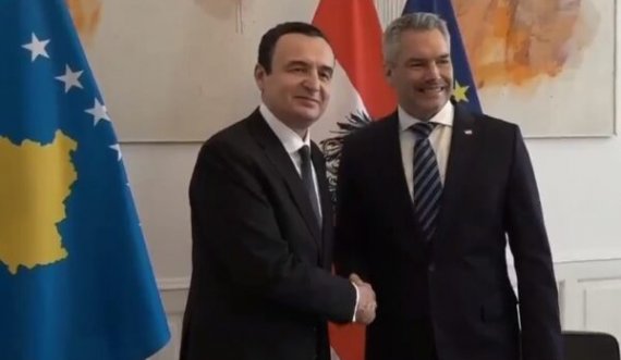 Kryeministri Kurti  në Austri nis takimin me kancelarin e shtetit