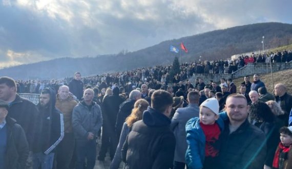 Homazhe në Kompleksin memorial në Reçak