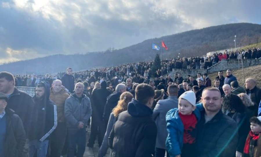 Homazhe në Kompleksin memorial në Reçak