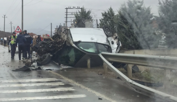 E rëndë: Shoferi humb kontrollin, përplaset me trafikndarësen