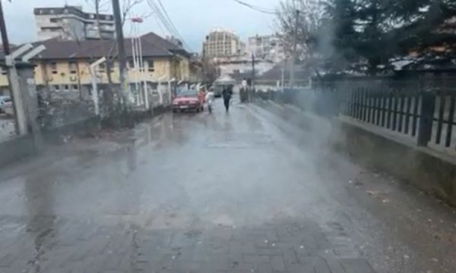 Gjendje emergjente në këtë lagje të Prishtinës: Shpërthejnë gypat e “Termokos’it”, vlon uji nëpër rrugë