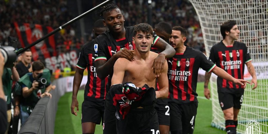 Sacchi kritikon yllin e ri të Milanit: Futet në fushë si humbës, duket i frikësuar
