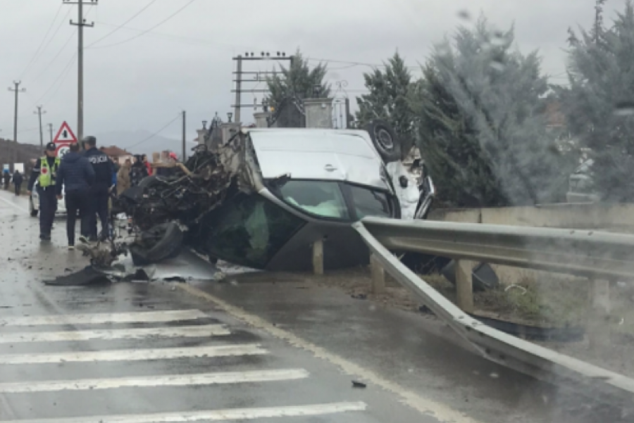 E rëndë: Shoferi humb kontrollin, përplaset me trafikndarësen