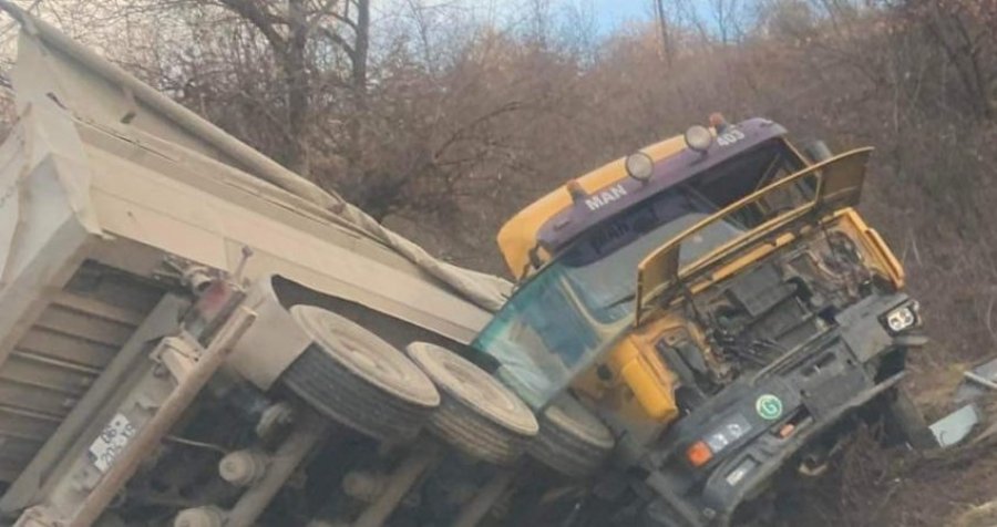 Kamioni del jashtë rrugës në Parallovë, lëndohet shoferi
