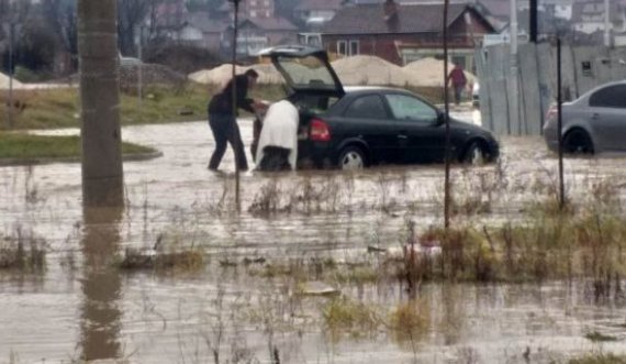 Dy vetura bllokohen në Mitrovicë