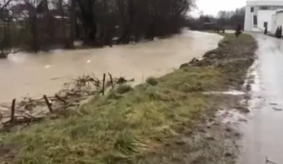 Në fshatrat e Podujevës lumenjtë gati të dalin nga shtrati